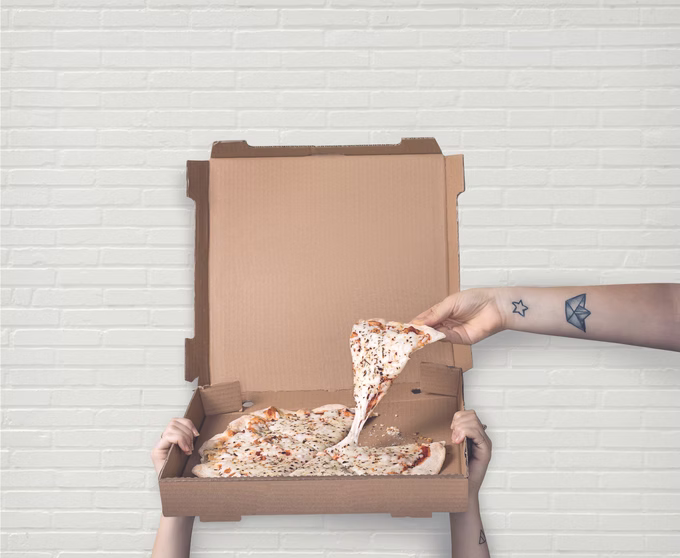 Presentación de una pizza en una caja