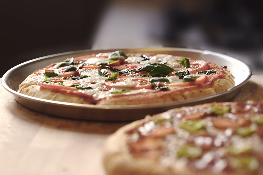 Pizza carbonara presentada en un plato