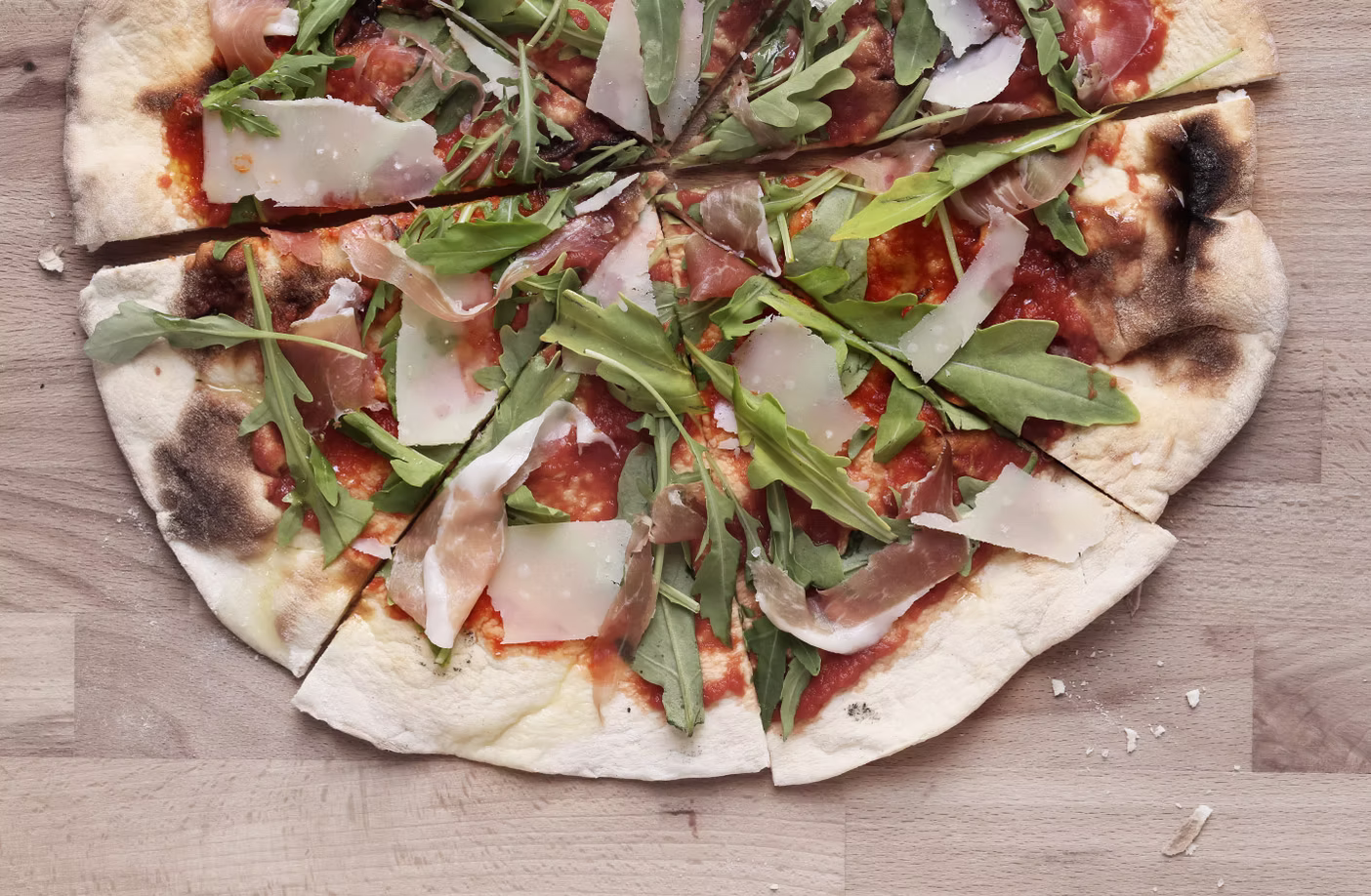 Pizza vegetal presentada en una mesa